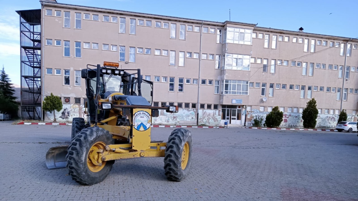 Pınarbaşı Belediyesi tarafından okulumuzun yol kenarları temizlendi.